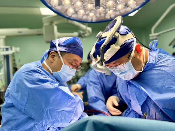 博远配资 13岁罕见肺动脉高压女孩命悬一线，双肺移植后40余天守护创造奇迹